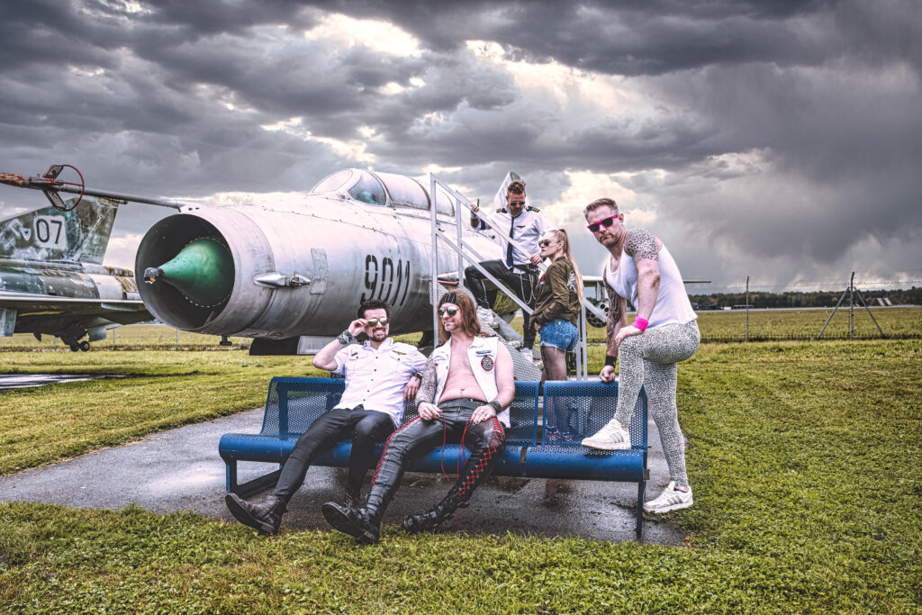 Glitter_Pilots_press_5